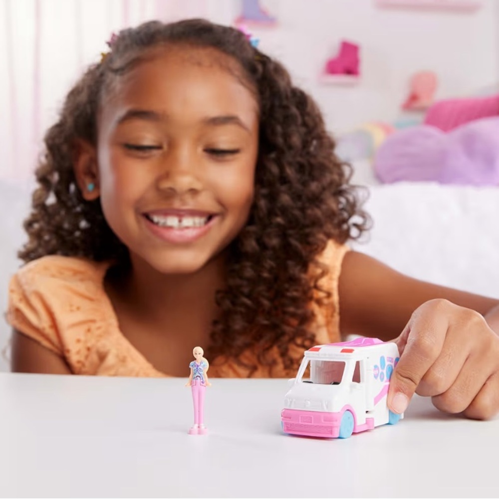 Barbie Mini BarbieLand Care Clinic‎ Vehicle & Medical Office - Picture 7 of 7